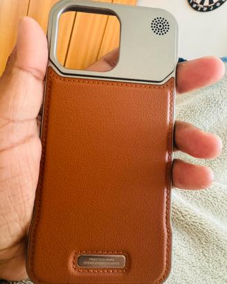 Cover iphone 15 pro max in metallo e pelle