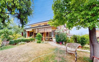 Casa indipendente su due livelli con ampi spazi es