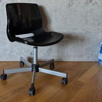 Sedia nera ikea con ruote