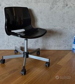 Sedia nera ikea con ruote