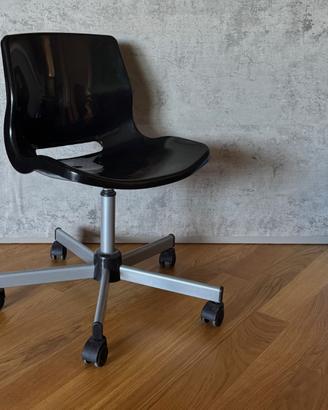 Sedia nera ikea con ruote