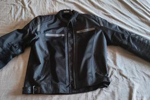 giubbotto moto con protezioni igomiti e spalle
