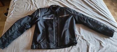 giubbotto moto con protezioni igomiti e spalle
