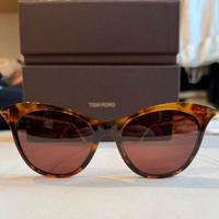 Occhiali da sole a farfalla, Tom Ford.