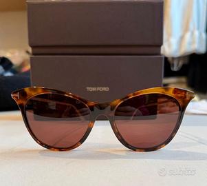 Occhiali da sole a farfalla, Tom Ford.