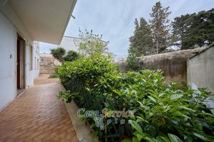 Appartamento con ampi spazi esterni e garage