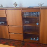 Mobile in legno con vetrina