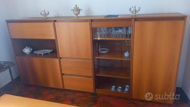 Mobile in legno con vetrina