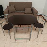 Tavolo da arredamento con sedie