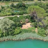 Fronte lago Pusiano terreno con parcheggio e barca