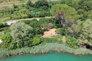 Fronte lago Pusiano terreno con parcheggio e barca
