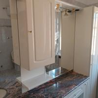 mobile bagno di colore bianco 