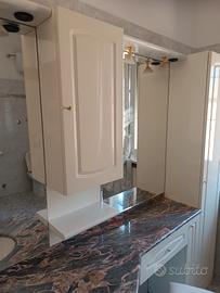 mobile bagno di colore bianco 