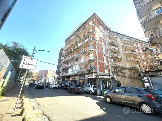 4 LOCALI A NAPOLI