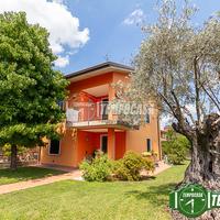 Spaziosa casa indipendente con ampio giardino priv