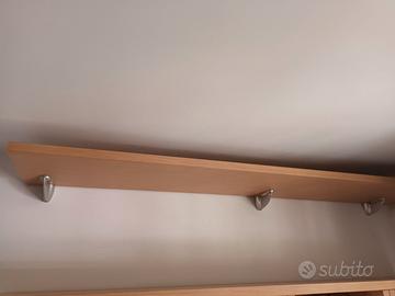 mensola in legno chiaro