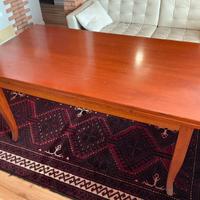 Tavolo in legno massello allungabile.