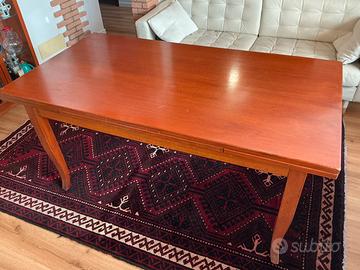 Tavolo in legno massello allungabile.