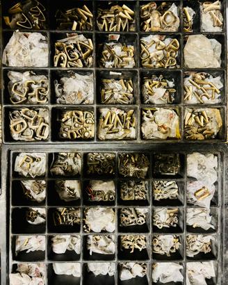 Lettere e numeri per lapidi