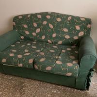 Due divani verdi a due posti