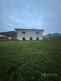 Terreno, capannone e abitazione