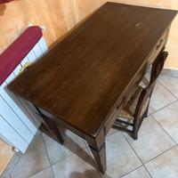Tavolo stile rustico con sedia