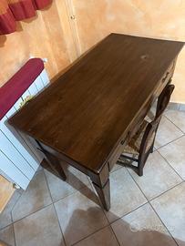 Tavolo stile rustico con sedia