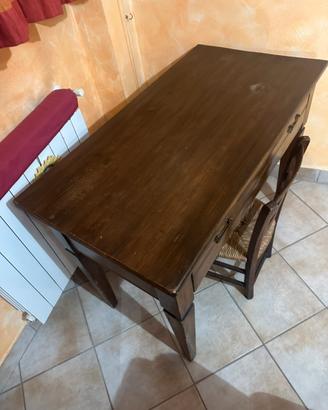 Tavolo stile rustico con sedia