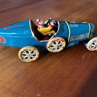 Modellino in latta automobile.