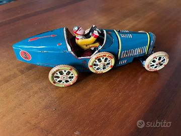 Modellino in latta automobile.