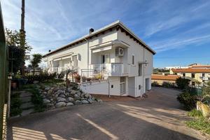 VILLA A SCHIERA A ATRI