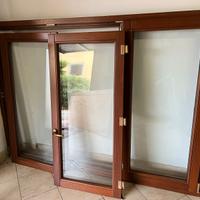 Finestra in legno con inferriata e zanzariera