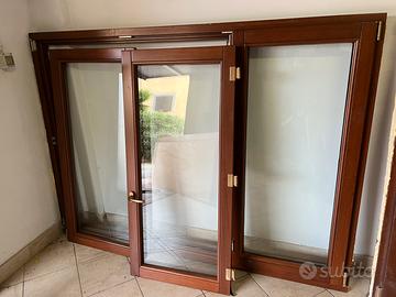 Finestra in legno con inferriata e zanzariera