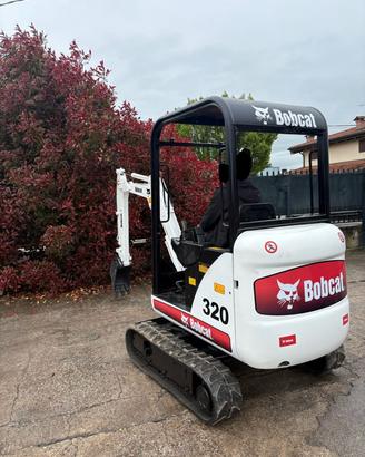E231 - Mini escavatore Bobcat 320 carro allargabil