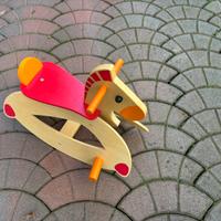 Cavallo a dondolo in legno