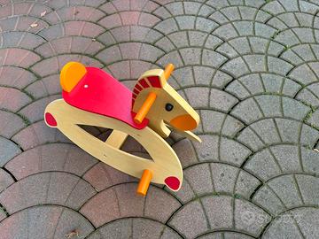 Cavallo a dondolo in legno