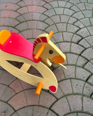 Cavallo a dondolo in legno