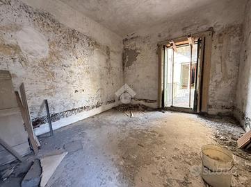 CASA SEMINDIPENDENTE A ANGRI