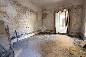 CASA SEMINDIPENDENTE A ANGRI