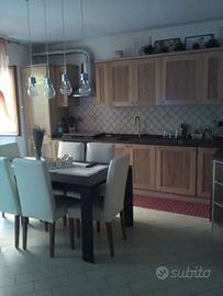 Cucina in legno massello