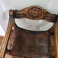 SEDIA SAVONAROLA E TAPPETO CHOBI