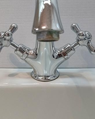 Rubinetto per lavabo. 