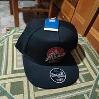 Cappello nero Atlantis con scritta "Milano Burton"