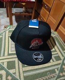 Cappello nero Atlantis con scritta "Milano Burton"