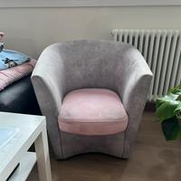 Poltrona grigia e rosa