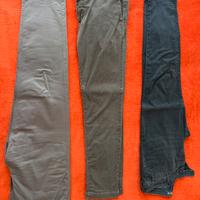 Tre paia di pantaloni chinos da uomo