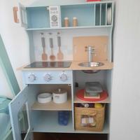 Cucina di legno con accessori