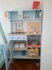 Cucina di legno con accessori