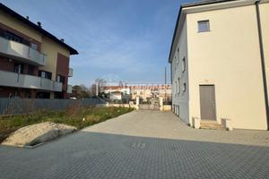 Porzione di villa in con taverna e box doppio