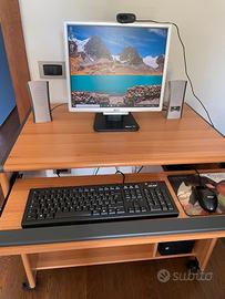 PC completo con monitor, tastiera, mouse e webcam